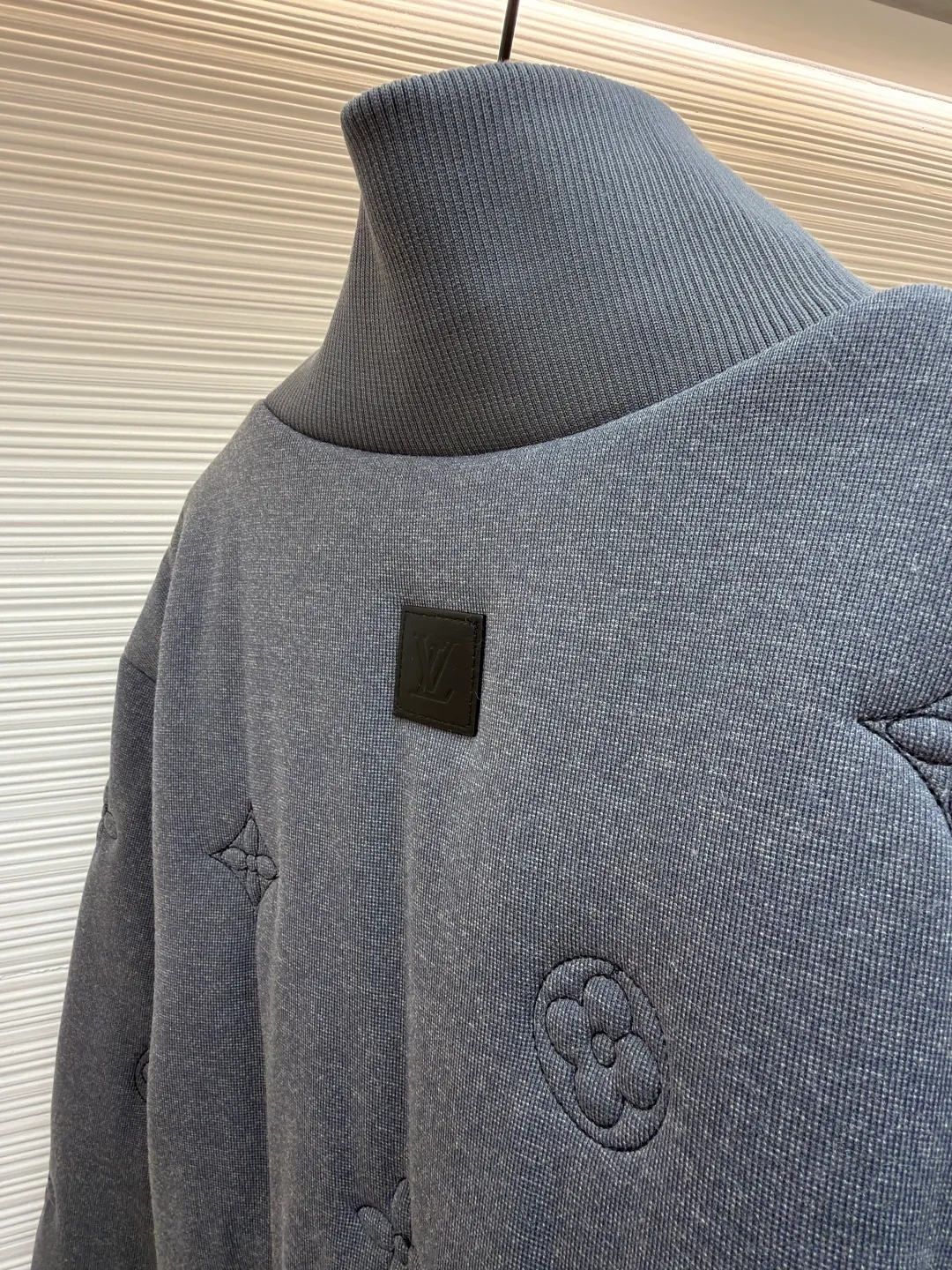 LOUIS VUITTON SKI ski series intarsia embroidered knitted cotton jacket ●Original version: purchased and developed by 32326 ●Item number: 1681833-C30 ●Fabric: cotton fabric ●Technology: knitted embroidery production ●Color: gray ●Version: fitted version ●Weight: about 1175 grams ●Size: 46-48-50-52 ●Description: This LV stand-collar jacket is made of high-density waffle knitted fabric. The surface presents the brand's classic Monogram elements (LV logo, four-leaf flower, star pattern) through the same color three-dimensional embossing process. The embossing depth is even, and the texture is low-key and layered. The placket uses a gold-plated metal zipper with precise and smooth chain teeth. The zipper head is embedded with the LV logo, and the details enhance brand recognition. The collar, cuffs and hem are all ribbed with the same fabric, with moderate elasticity to fit the body shape while ensuring wearing comfort. The body is filled with lightweight thermal cotton, which is evenly fixed through quilting technology, taking into account both bulkiness and warmth. The overall shape is a loose shoulder design, taking into account both casualness and practical wearability. It is an autumn and winter item that combines craftsmanship with brand aesthetics. The overall wiring is straight and delicate, the fabric is comfortable and soft, and the color is consistent without color difference. It can be matched with the same style to create a fashionable look and control various occasions. Customized accessories, complete with three standards, same style for men and women!